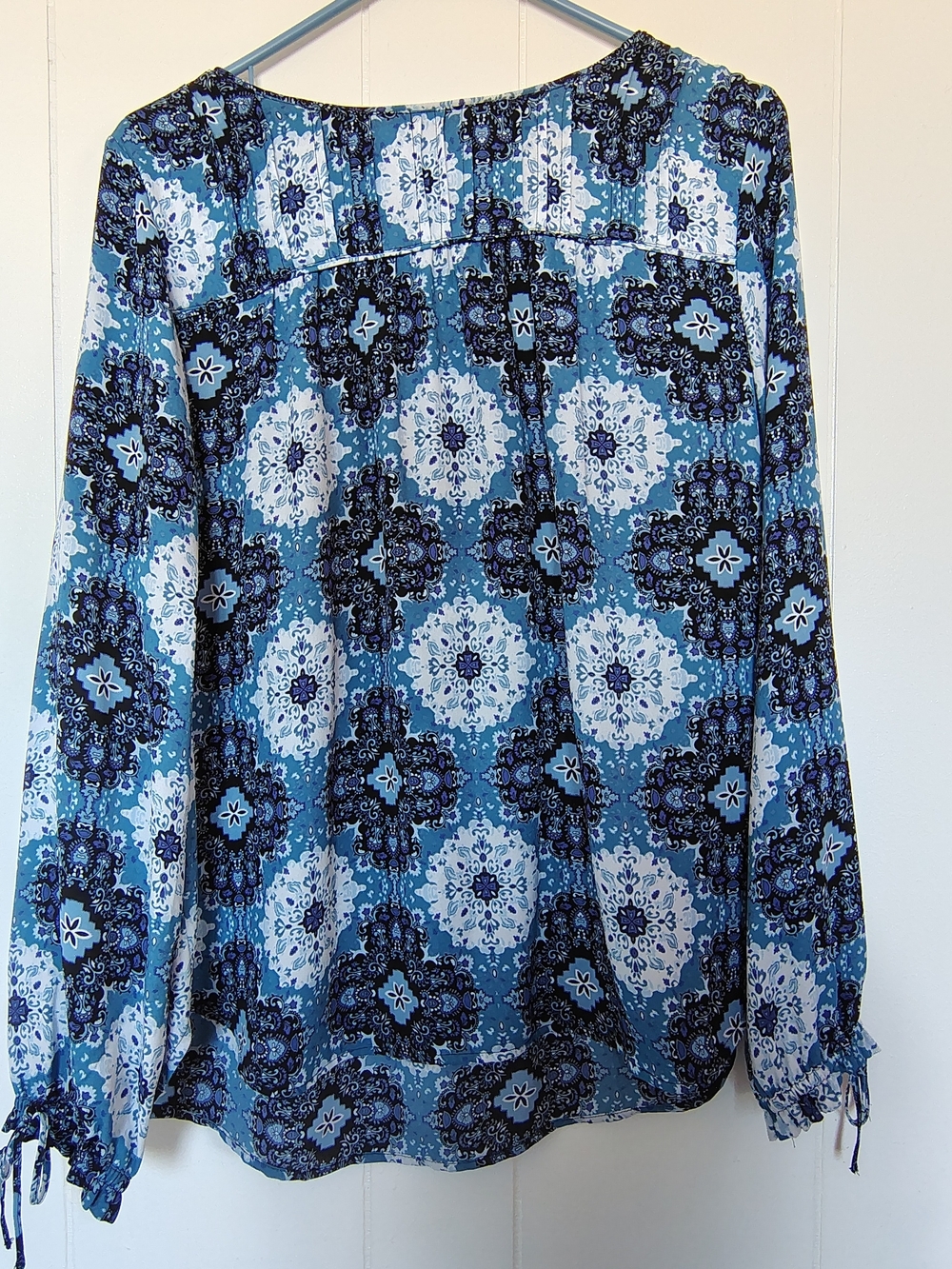 LOFT Blue Patterned Long-Sleeve Blouse Size M.